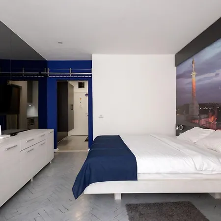 Apartment Square 19